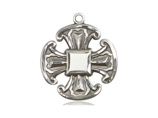 Colgante cruzado de plata esterlina en una cadena de plata esterlina