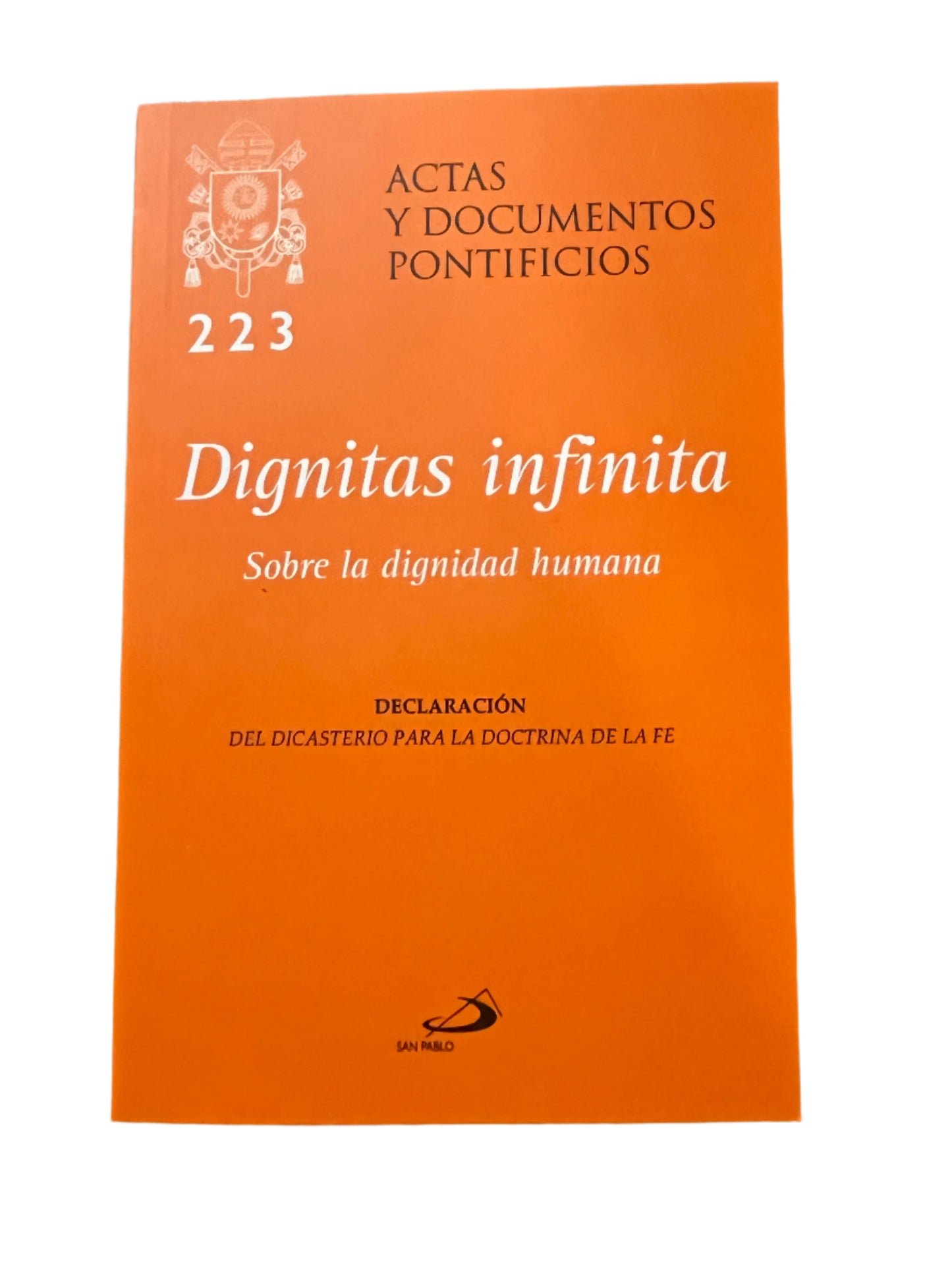Orange book cover titled Dignitas infinita Sobre la dignidad humana with Vatican emblem and publisher logo at bottom