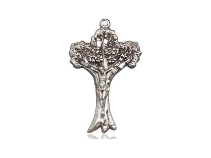 Colgante de crucifijo de plata esterlina en una cadena de acera de luz de plata esterlina de 18 pulgadas