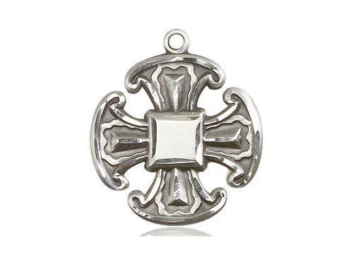 Colgante cruzado de plata esterlina en una cadena de plata esterlina
