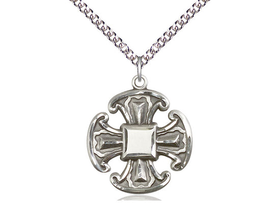 Colgante cruzado de plata esterlina en una cadena de plata esterlina