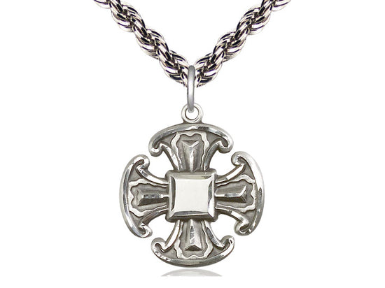 Colgante cruzado de plata esterlina en una cadena de plata esterlina