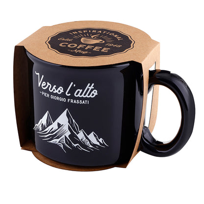 Black ceramic mug with "Verso l'alto Pier Giorgio Frassati" text and mountain design in kraft packaging